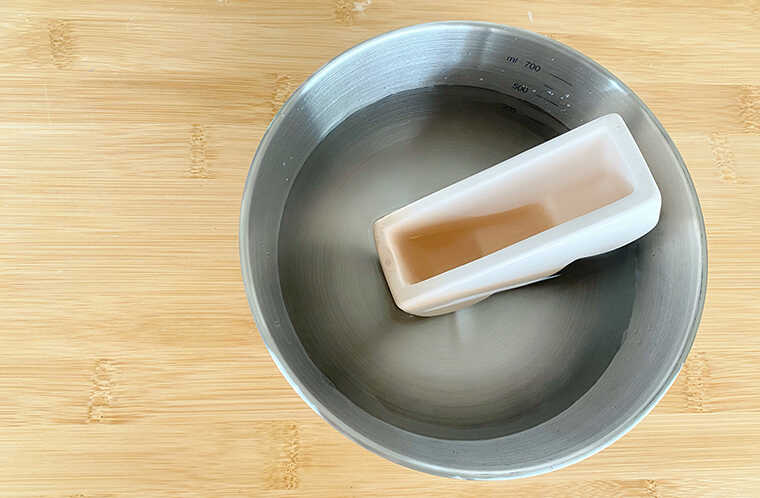 トーストスチーマーを水に浸す画像