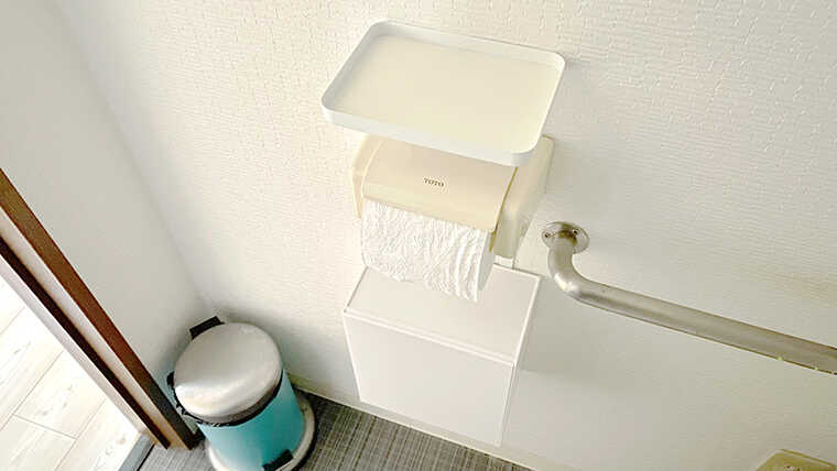山崎実業towerシリーズをトイレに取り付けた画像